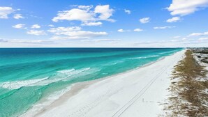Ein Strand mit klarem türkisblauem Wasser und einem weißen Sandstrand.