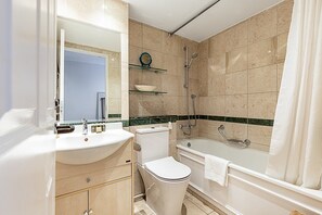 Ein Badezimmer mit Waschbecken, Toilette, Badewanne und Dusche.