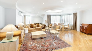 A spacious living room with a sofa set, a coffee table, and a patterned rug. - Penthouse With Terrace on Maida Vale Border (London)
