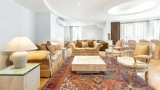 A modern living room with a sofa set, a coffee table, and a patterned rug. - Penthouse With Terrace on Maida Vale Border (London)