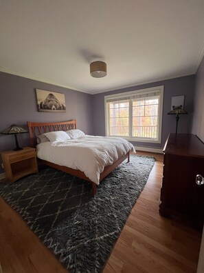 4 bedrooms, desk, iron/ironing board, travel cot