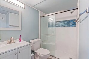 Shower, hair dryer, towels, soap - Cozy Beachfront Condo Private Gate & Pools (Corpus Christi)