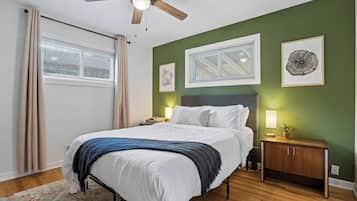 5 bedrooms, desk, travel crib, WiFi (free)