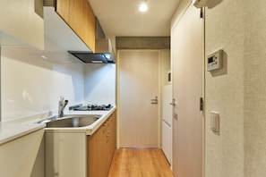 Quarto casal básico, para não fumantes | Cozinha privada | Geladeira, micro-ondas, talheres/pratos/utensílios de cozinha