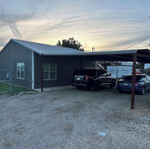Property grounds - Charming 2-bedroom building with AC and Hot Tub in Granbury (Granbury)