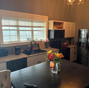 Private kitchen - Charming 2-bedroom building with AC and Hot Tub in Granbury (Granbury)
