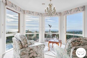 TV, offices - Panoramic Bayview Home Pool & Spacious Yard (Mount Martha)