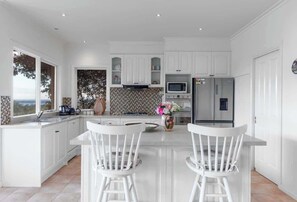 Fridge, microwave, oven, stovetop - Panoramic Bayview Home Pool & Spacious Yard (Mount Martha)