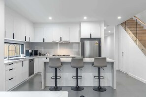 Wasserkocher mit Kaffee-/Teezubehör, Kühlschrank, Mikrowelle, Ofen