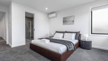 4 bedrooms, iron/ironing board, WiFi, bed sheets