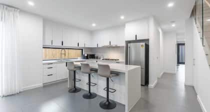Central Oakleigh East Amenities & Parking