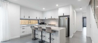 Central Oakleigh East Amenities & Parking