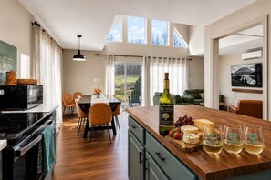 Wasserkocher mit Kaffee-/Teezubehör, Kühlschrank, Mikrowelle, Ofen