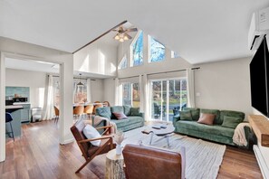 Fernseher, Kamin, Tischfußball, Tischtennisplatte
