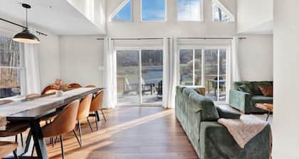 🏡 Modern Mountain Lodge | ♨️ Hot Tub • 🎮 Game Room • 🏖️ Big Bass Lake • 🐶 Pet Friendly