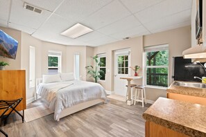 5 bedrooms, desk, iron/ironing board, travel crib