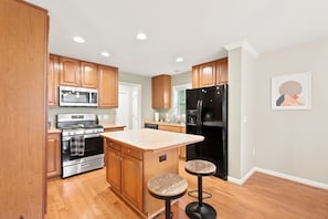 Coffee/tea maker, fridge, microwave, stovetop