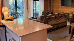 Ein gemütliches Blockhaus-Interieur mit Küche, Essbereich und Wohnzimmer.