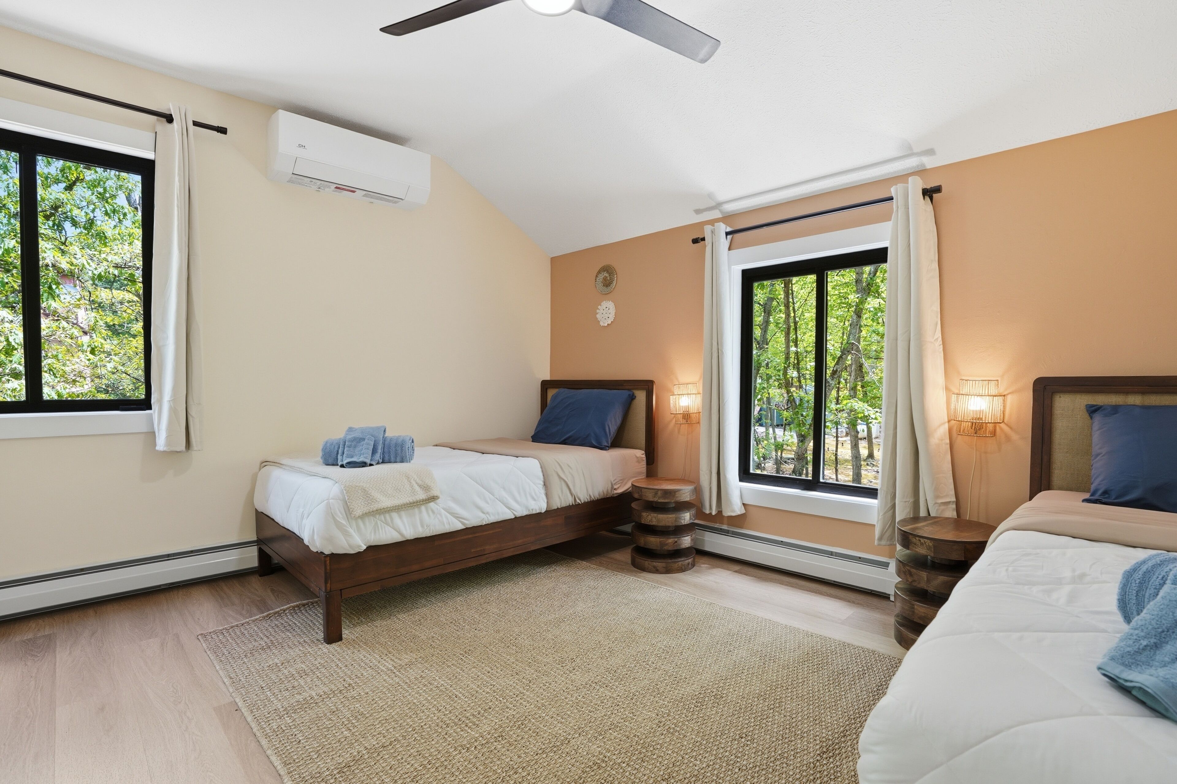 5 bedrooms, iron/ironing board, internet, bed sheets