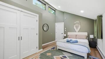 5 bedrooms, iron/ironing board, internet, bed sheets