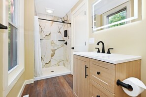 Douche, serviettes fournies, savon, papier toilette