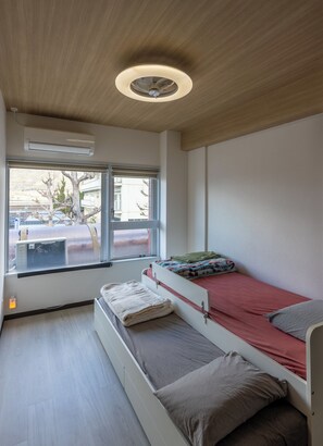 2 slaapkamers, een bureau, een strijkplank/strijkijzer, gratis wifi