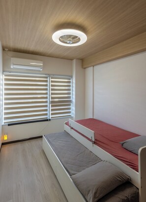 2 habitaciones, escritorio, tabla de planchar con plancha y wifi gratis 