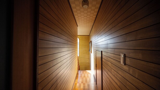 A hallway with wooden paneling and a checkered ceiling. - Kamifurano Cozy House (Kamifurano-cho, Sorachi District)