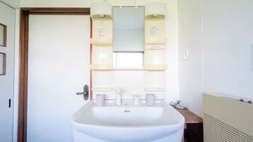Basic House, 3 Bedrooms, City View | Bathroom