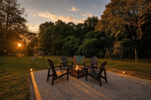 King Beds - Hot Tub, Massage Chair, Fire Pit, Big Yard, Swing Set