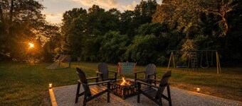 King Beds - Hot Tub, Massage Chair, Fire Pit, Big Yard, Swing Set
