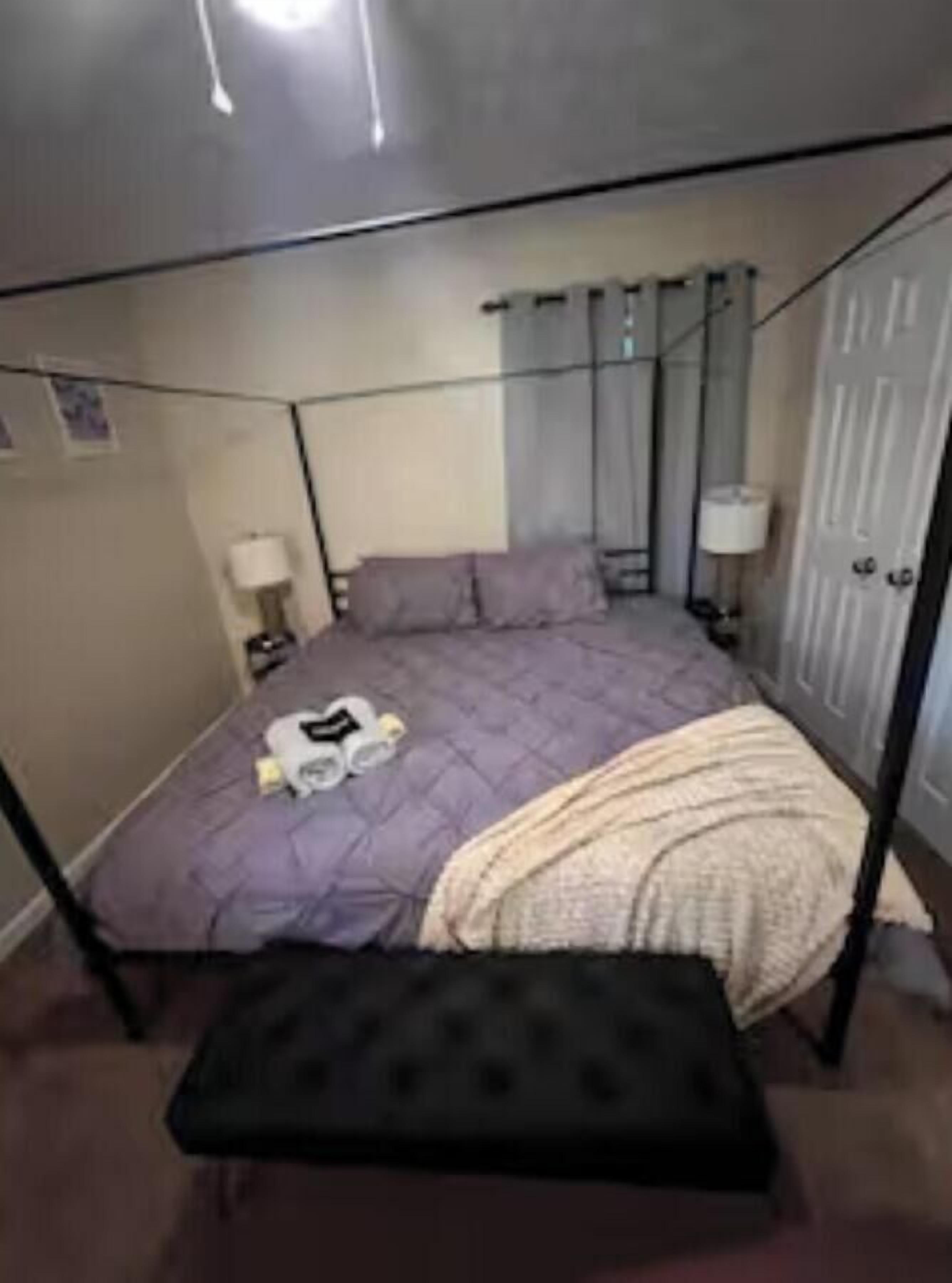 4 habitaciones, escritorio y tabla de planchar con plancha 