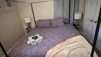 4 habitaciones, escritorio y tabla de planchar con plancha
