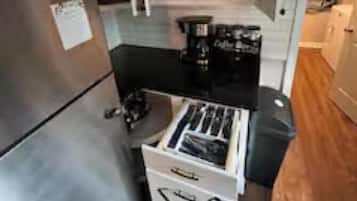 Een koelkast, een magnetron, een oven, een kookplaat