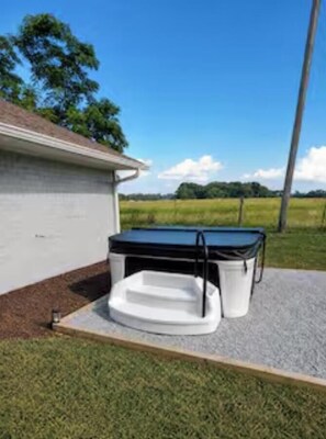 Outdoor spa tub - King Beds, Hot Tub, Massage Chair, Fire Pit, BigYard (Watkinsville)