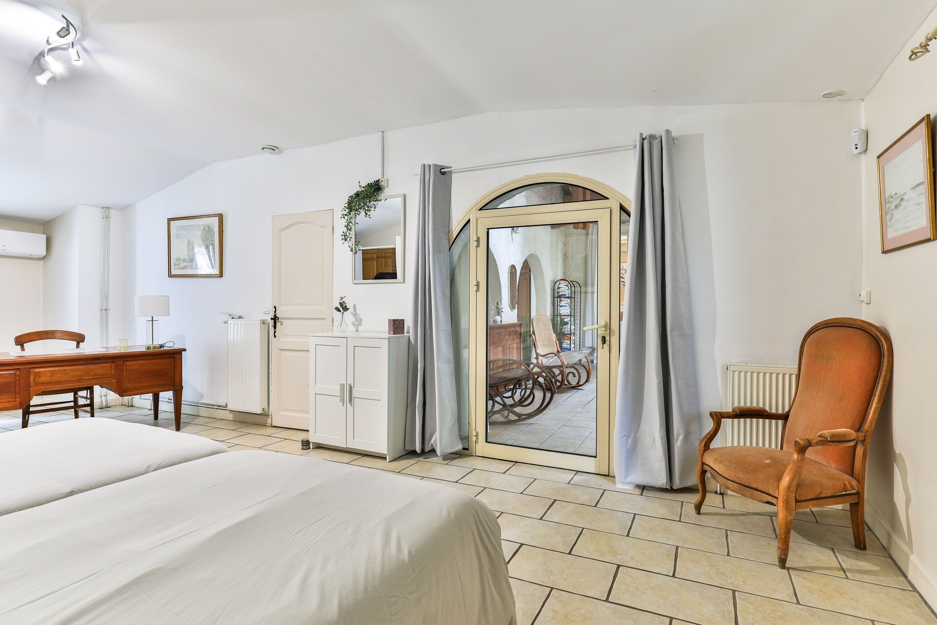4 habitaciones, tabla de planchar con plancha y wifi gratis 