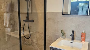 Shower, hair dryer, towels