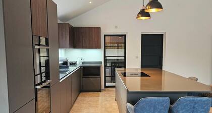 Luxury 12-person Kent Group Retreat
