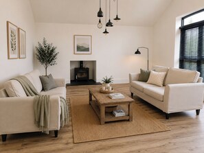 Living area - Bungalow Sleeps 14 with Hot Tub and Parking (Tonbridge)