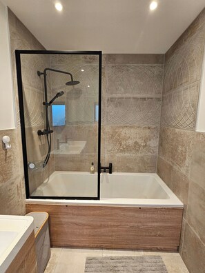 Bathroom - Bungalow Sleeps 14 with Hot Tub and Parking (Tonbridge)