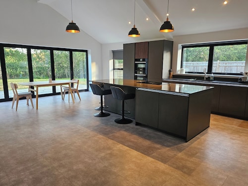 Luxury Kent Bungalow Retreat Sleeps 12