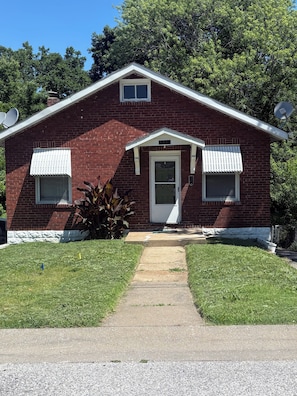 Exterior - Cozy AirportHome (St. Louis)