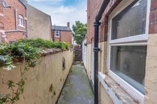 Property grounds - Blackpool 5-Bed, Sleeps 10, Pet Friendly & Parking (Blackpool)