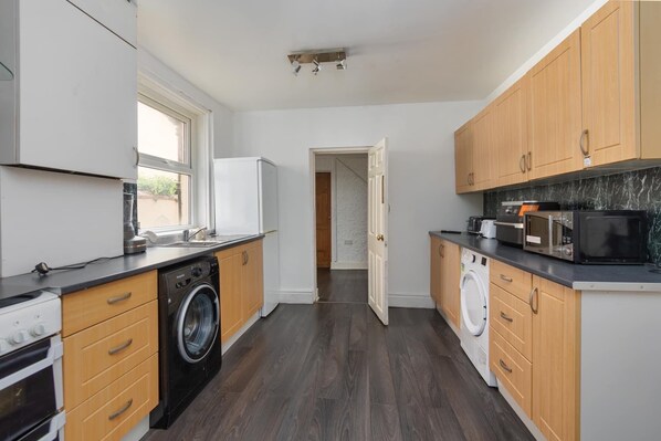 Private kitchen - Blackpool 5-Bed, Sleeps 10, Pet Friendly & Parking (Blackpool)