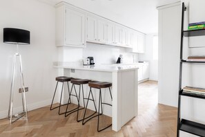 Wasserkocher mit Kaffee-/Teezubehör, Kühlschrank, Mikrowelle, Herdplatte