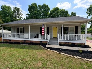 Exterior - Fantastic 3-bedroom home •King bed • Washer Dryer • fenced in yard (Thomasville)