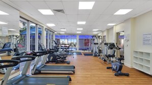 Ein Fitnessstudio mit Laufbändern, Ergometer und Krafttrainingsgeräten.