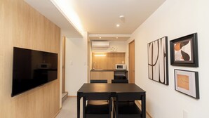 Een moderne keuken met een magnetron, spoelbak en ventilatiesysteem.