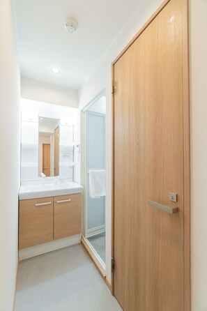 Shower, hair dryer, towels, shampoo - Tora Hotel Nagameguro (Meguro City)