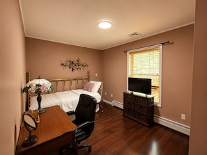5 bedrooms, desk, travel cot, free WiFi